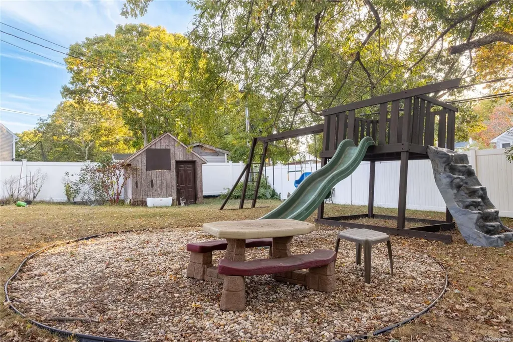 10 Wagon Lane E Centereach NY 11720