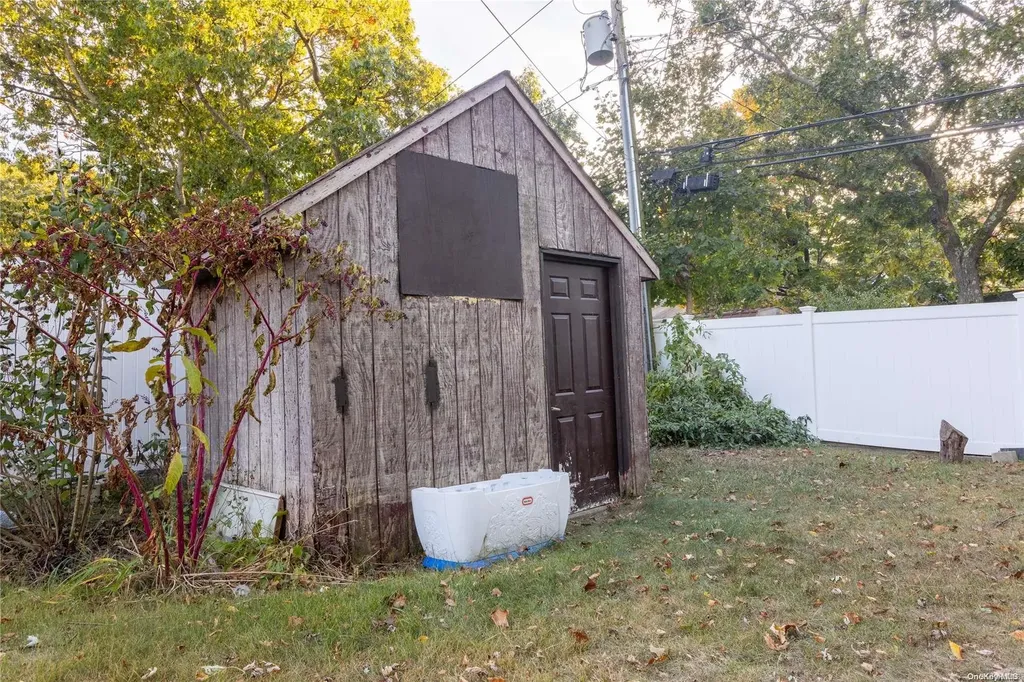 10 Wagon Lane E Centereach NY 11720
