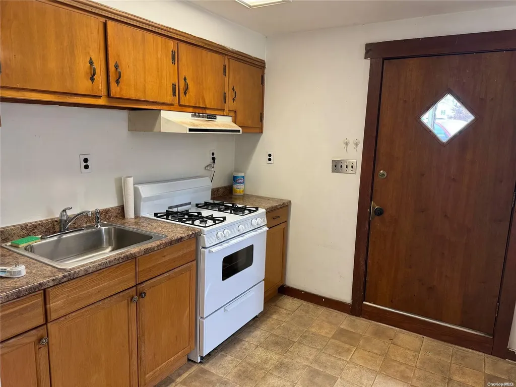 10 Wagon Lane E Centereach NY 11720