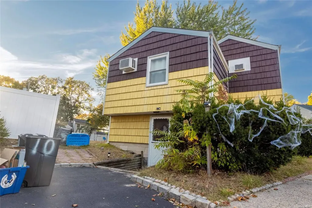 10 Wagon Lane E Centereach NY 11720