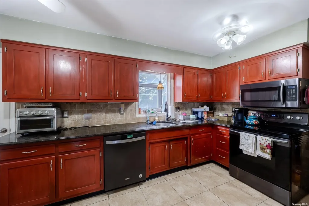 103 Hallock Lane Rocky Point NY 11778