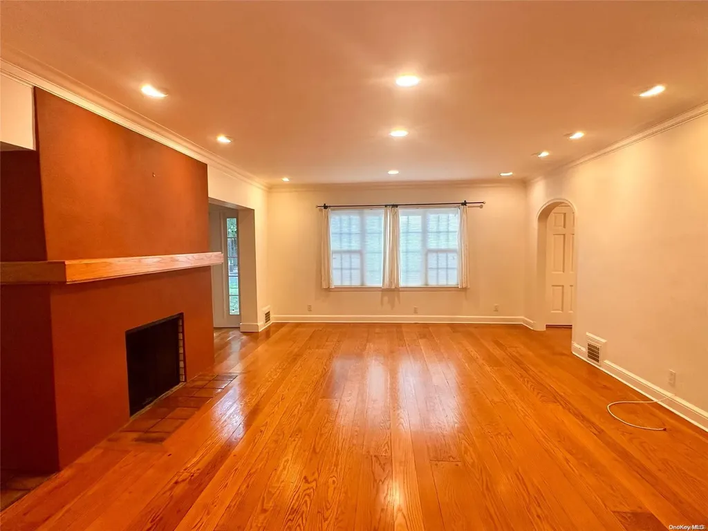 15 Carlton Road Great Neck NY 11021