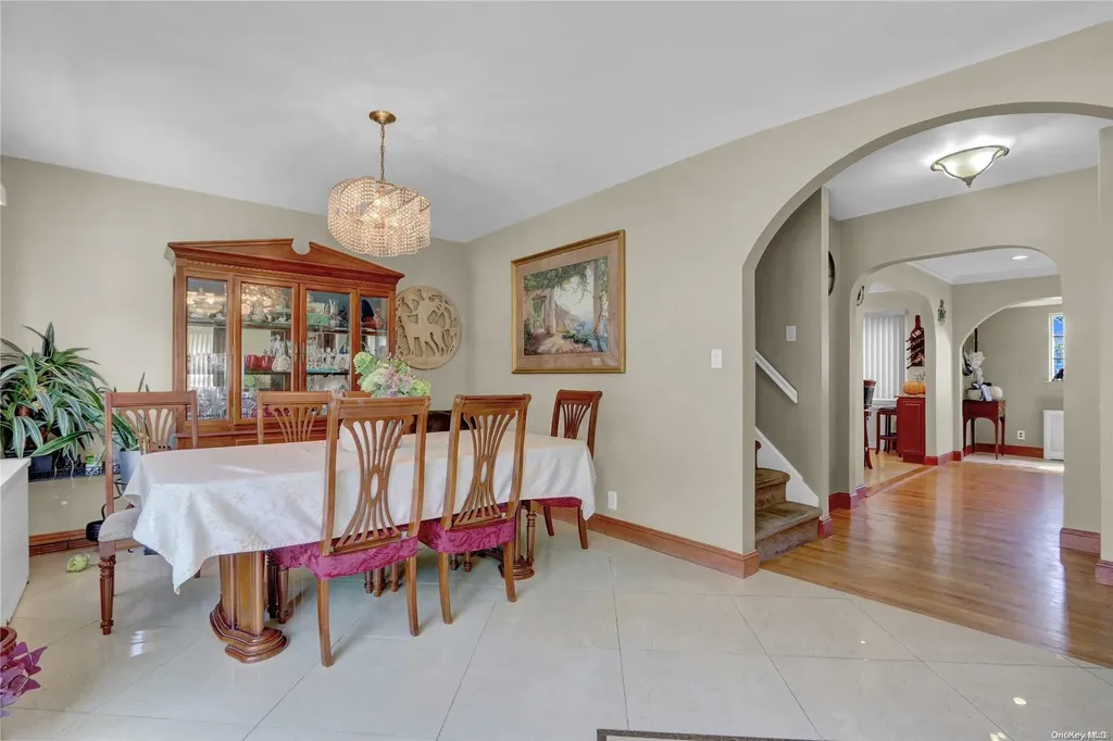 6 Mapleleaf Lane New Hyde Park NY 11040