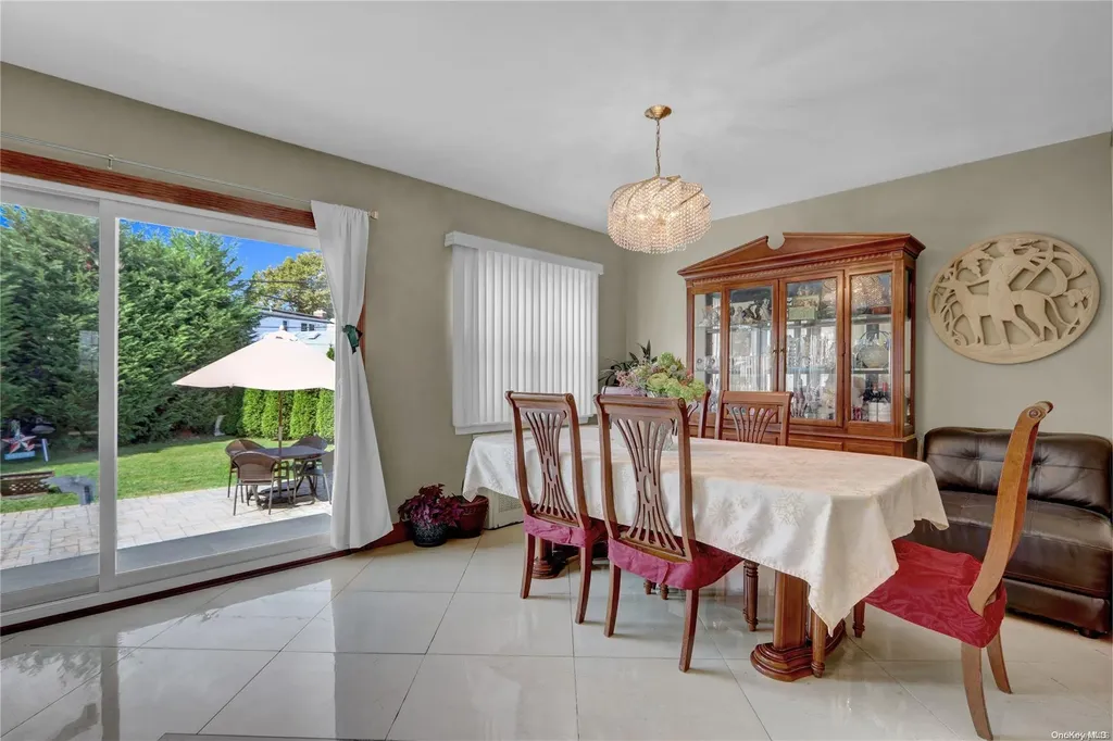6 Mapleleaf Lane New Hyde Park NY 11040