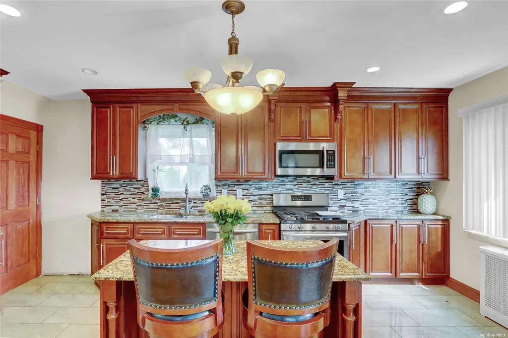 6 Mapleleaf Lane New Hyde Park NY 11040