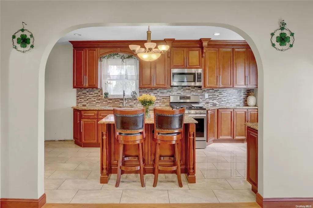 6 Mapleleaf Lane New Hyde Park NY 11040