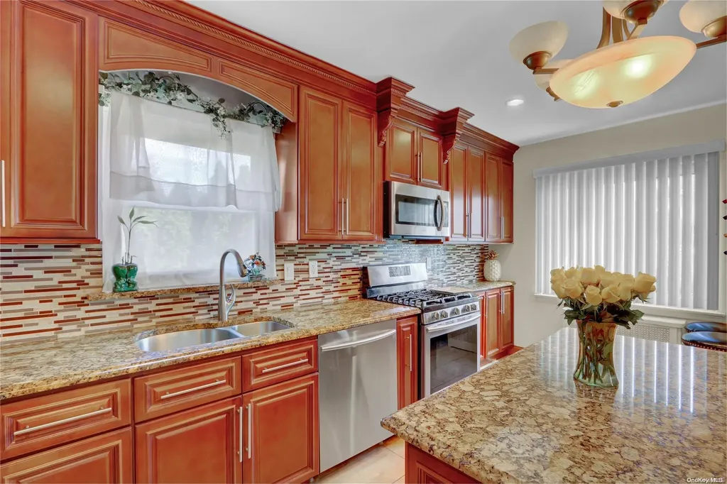 6 Mapleleaf Lane New Hyde Park NY 11040