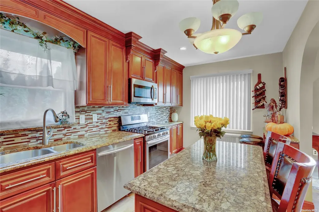 6 Mapleleaf Lane New Hyde Park NY 11040