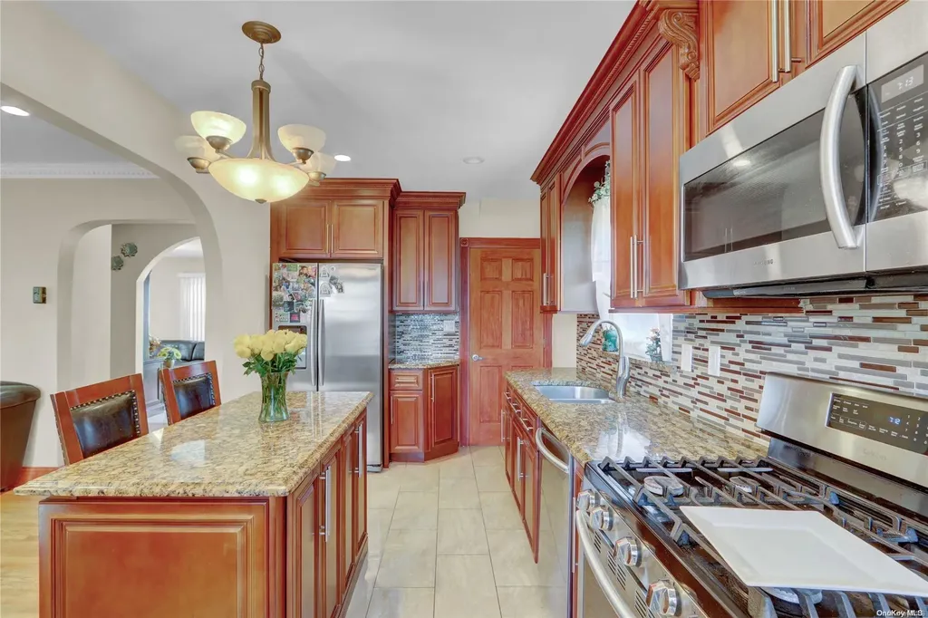 6 Mapleleaf Lane New Hyde Park NY 11040