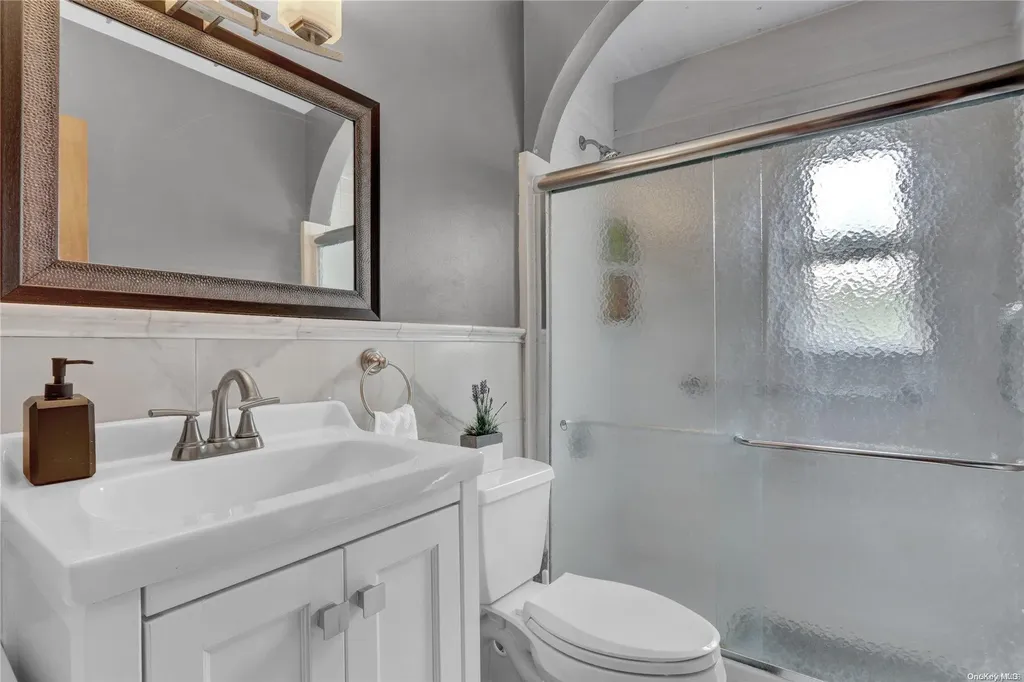 6 Mapleleaf Lane New Hyde Park NY 11040