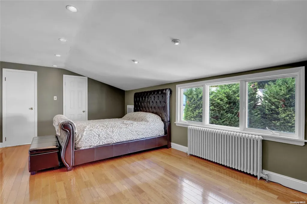 6 Mapleleaf Lane New Hyde Park NY 11040