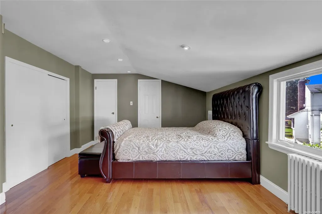 6 Mapleleaf Lane New Hyde Park NY 11040