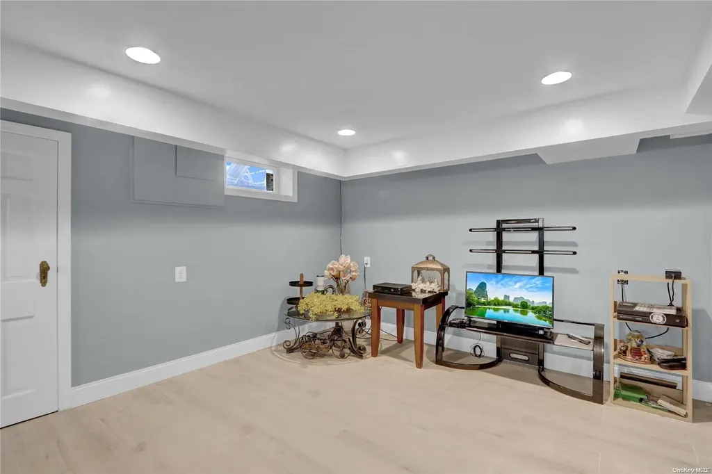 6 Mapleleaf Lane New Hyde Park NY 11040
