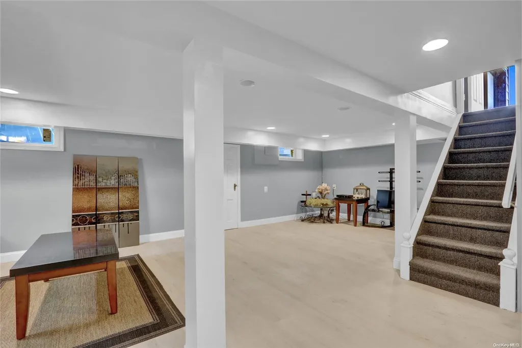 6 Mapleleaf Lane New Hyde Park NY 11040