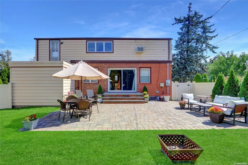 6 Mapleleaf Lane New Hyde Park NY 11040