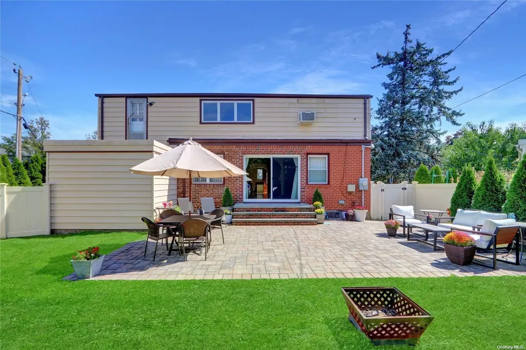 6 Mapleleaf Lane New Hyde Park NY 11040