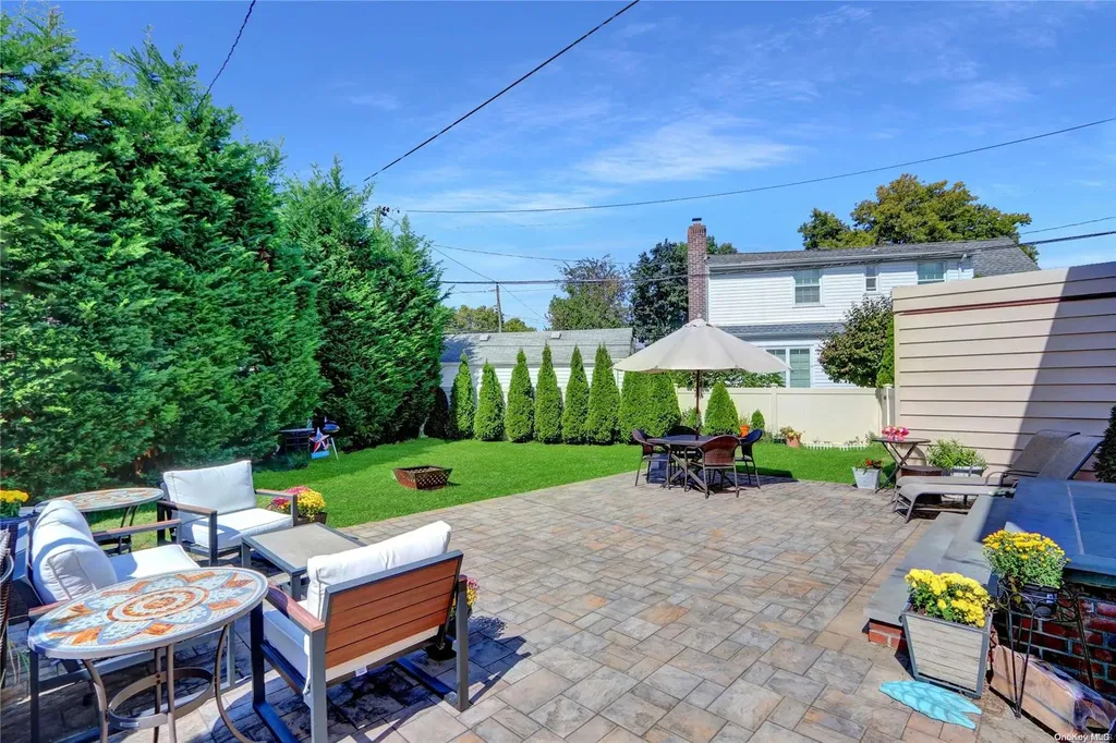 6 Mapleleaf Lane New Hyde Park NY 11040