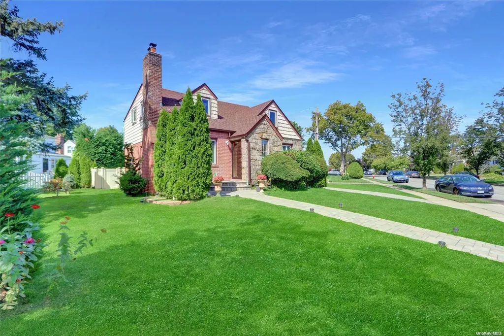 6 Mapleleaf Lane New Hyde Park NY 11040