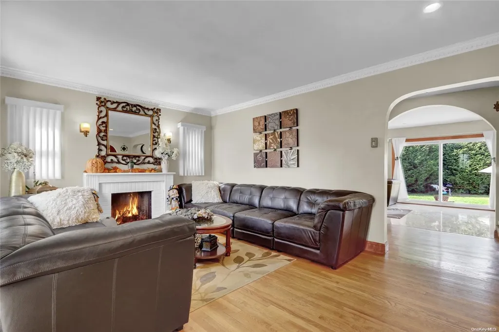 6 Mapleleaf Lane New Hyde Park NY 11040