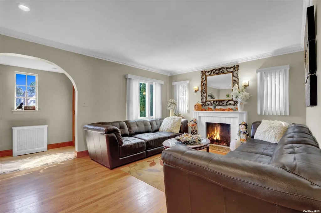6 Mapleleaf Lane New Hyde Park NY 11040