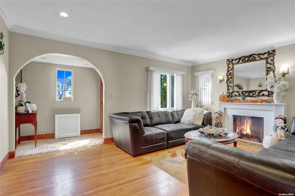 6 Mapleleaf Lane New Hyde Park NY 11040