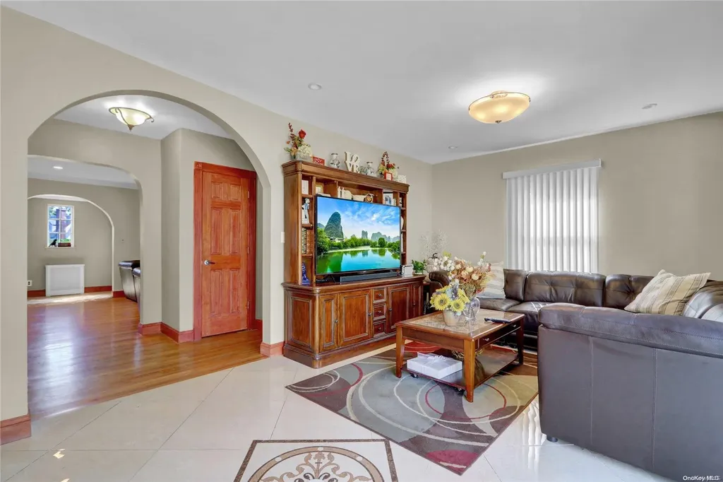 6 Mapleleaf Lane New Hyde Park NY 11040