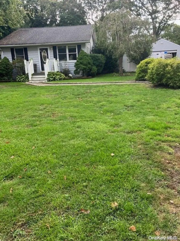 88 Maplewood Avenue Selden NY 11784