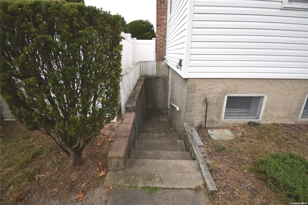 10 Knickerbocker Avenue Holbrook NY 11741