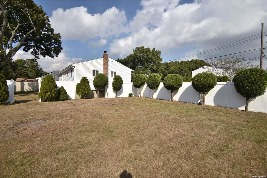10 Knickerbocker Avenue Holbrook NY 11741