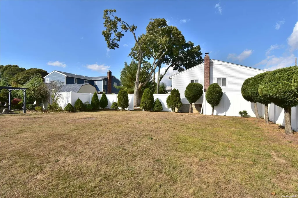 10 Knickerbocker Avenue Holbrook NY 11741
