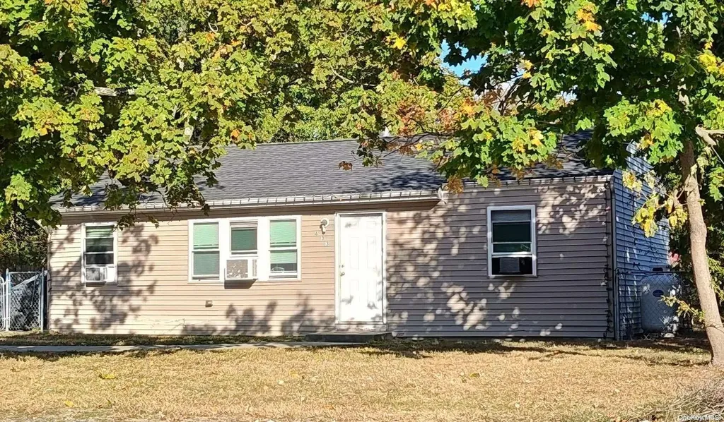633 Hoffman Avenue Bellport NY 11713