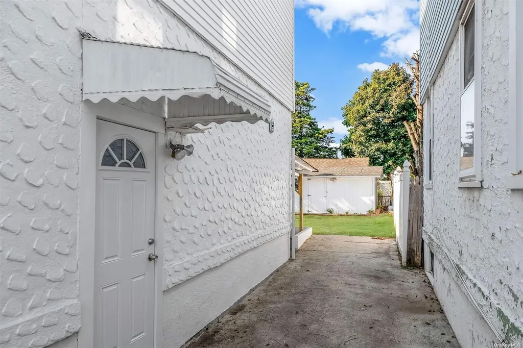 786 Davis Avenue Uniondale NY 11553