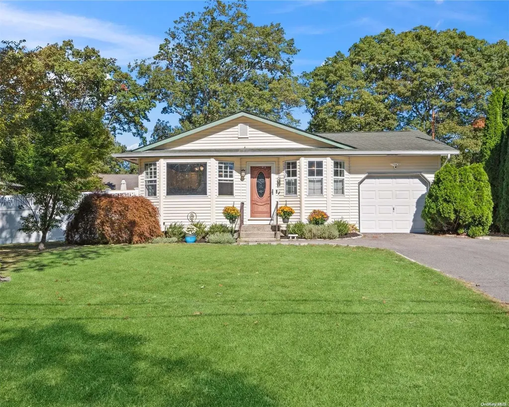 39 Applegate Drive Mastic NY 11950