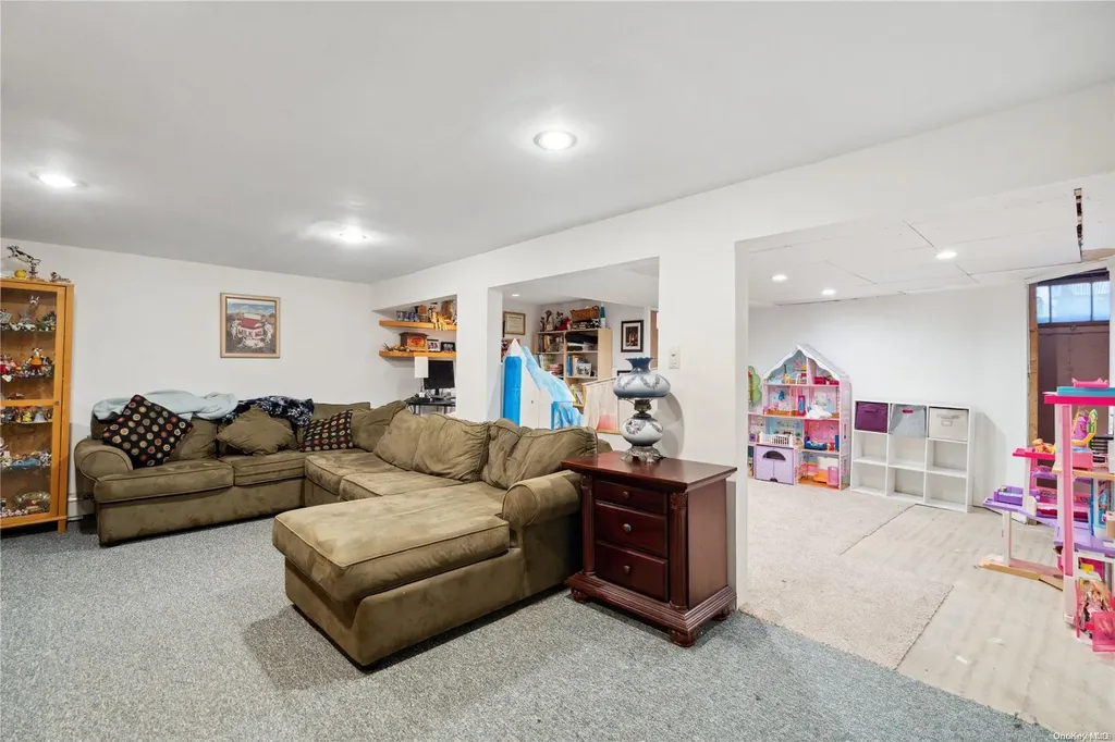 39 Applegate Drive Mastic NY 11950