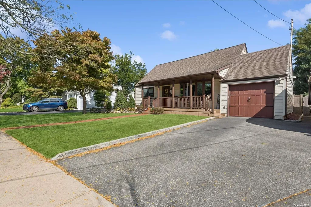 145 The Crescent Babylon NY 11702