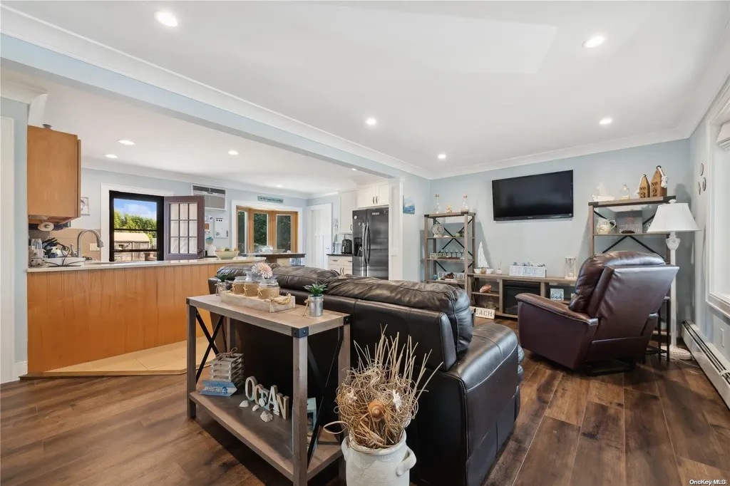 145 The Crescent Babylon NY 11702