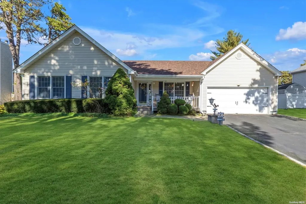 17 Pine Edge Place Dix Hills NY 11746