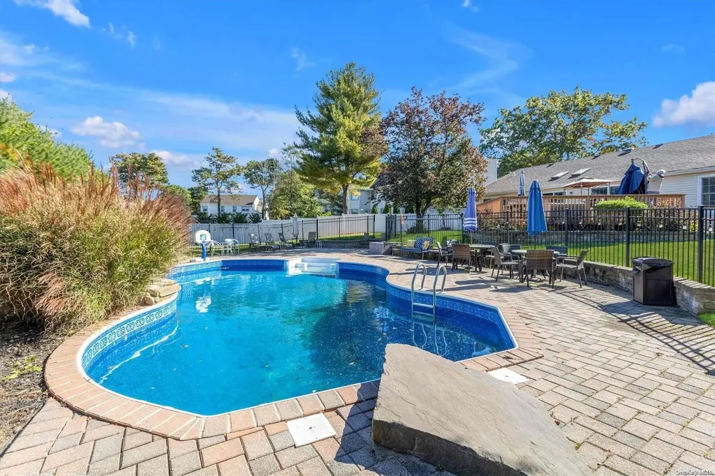 17 Pine Edge Place Dix Hills NY 11746