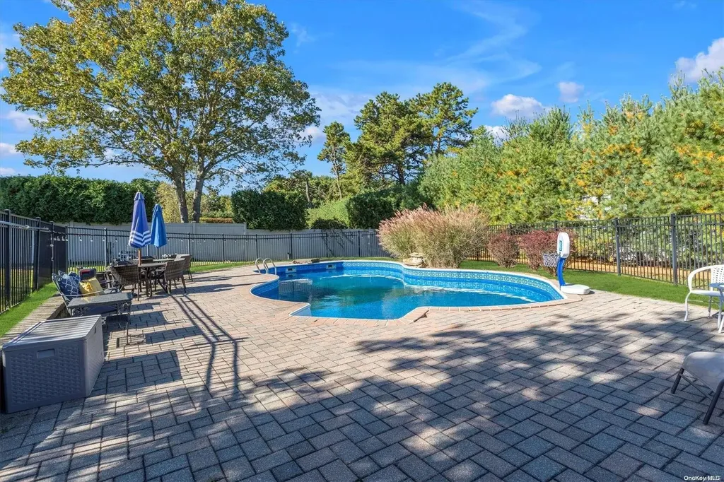 17 Pine Edge Place Dix Hills NY 11746