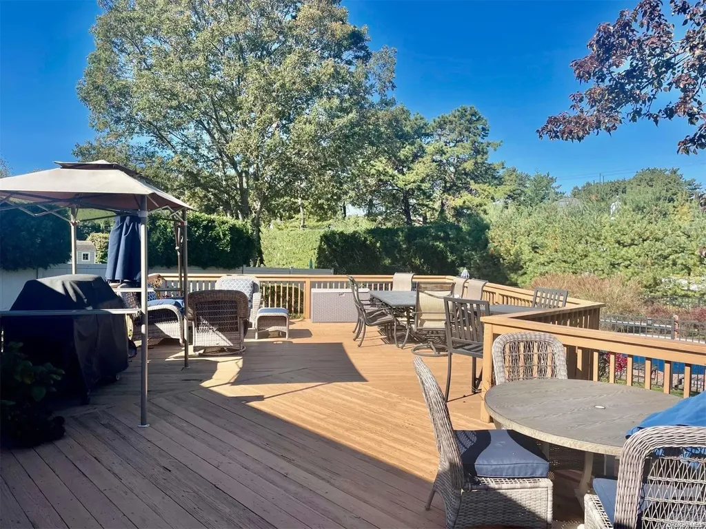 17 Pine Edge Place Dix Hills NY 11746