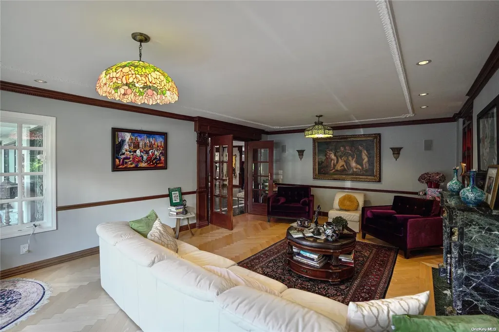 3a Foxwood Road Great Neck NY 11024