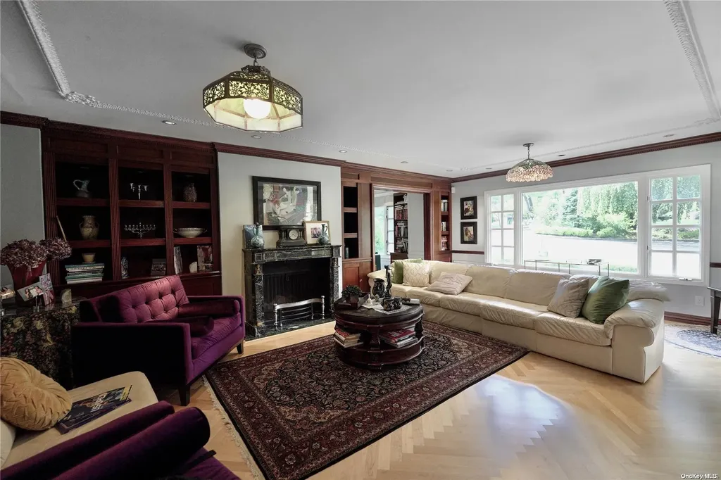 3a Foxwood Road Great Neck NY 11024