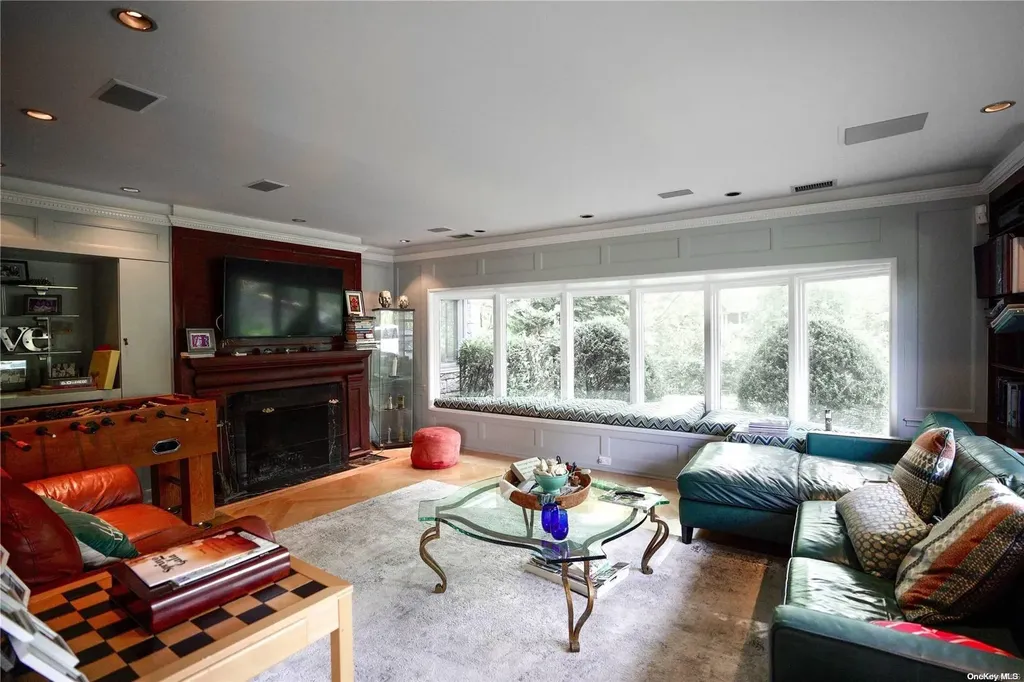 3a Foxwood Road Great Neck NY 11024