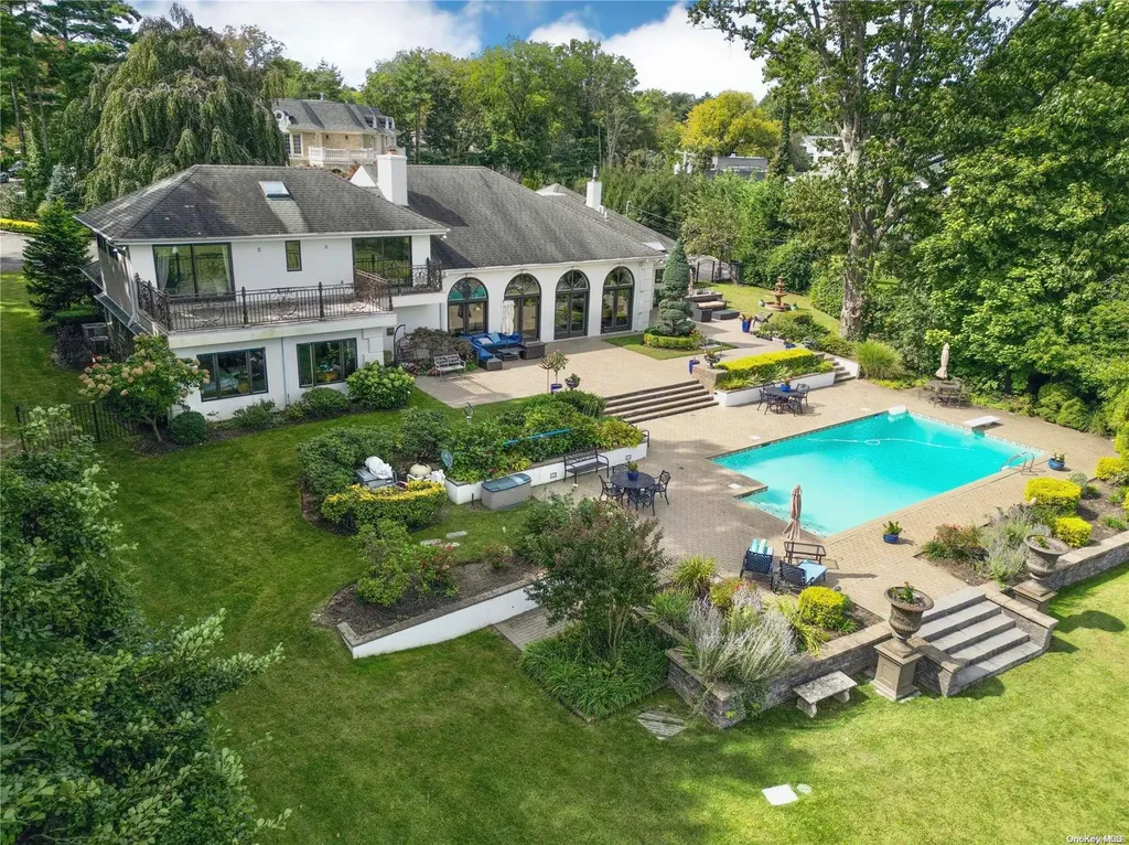 3a Foxwood Road Great Neck NY 11024