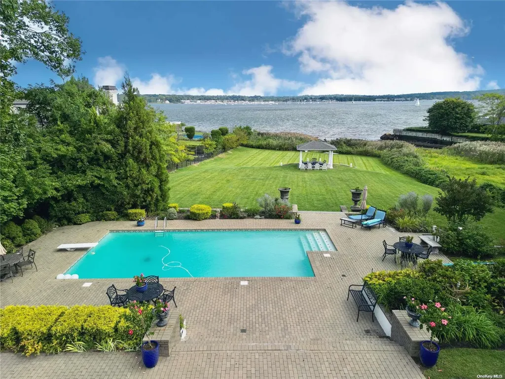 3a Foxwood Road Great Neck NY 11024