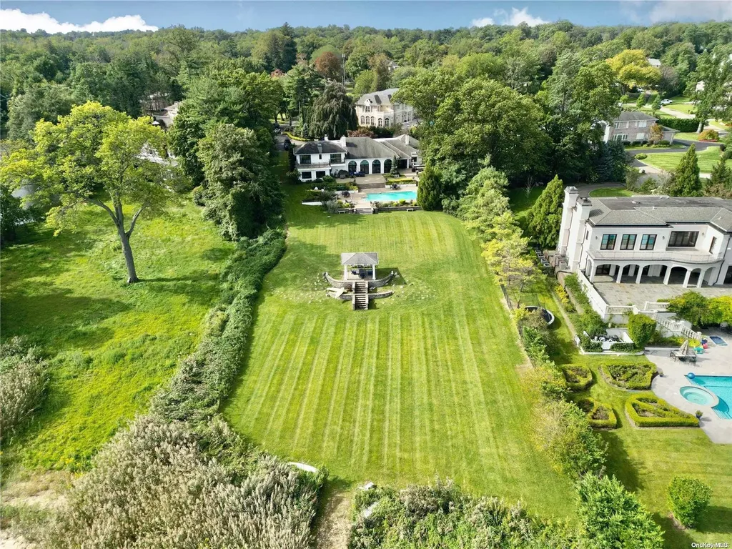 3a Foxwood Road Great Neck NY 11024