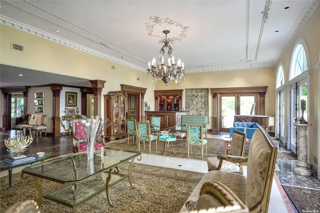 3a Foxwood Road Great Neck NY 11024