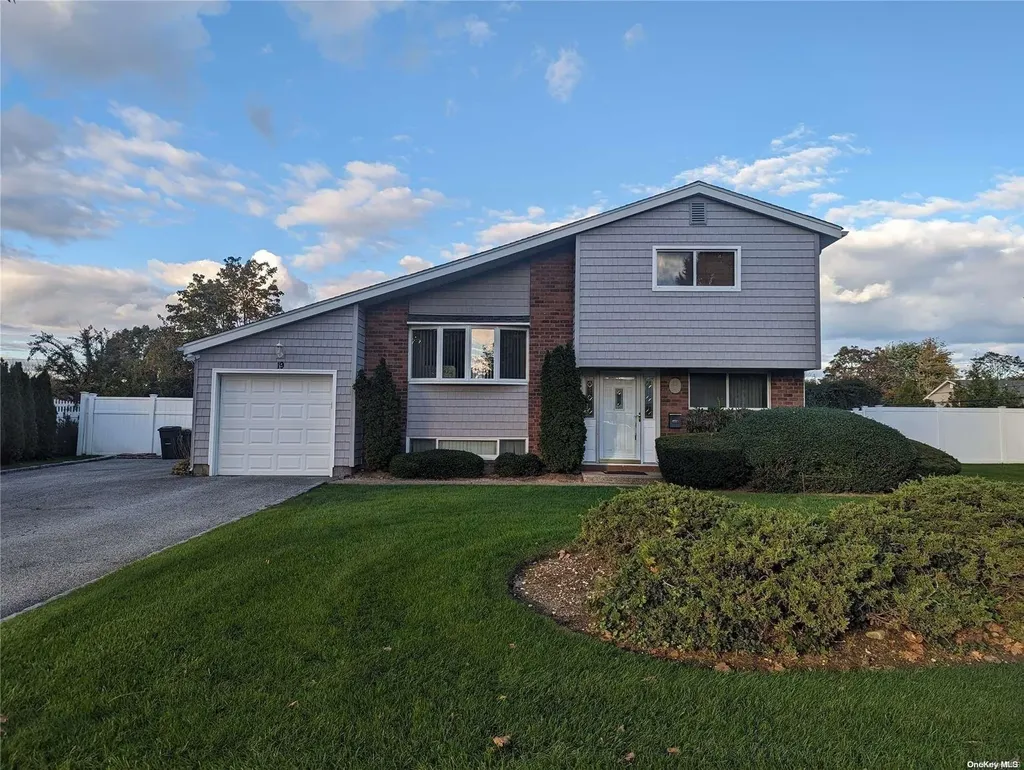 19 Comanche Lane Commack NY 11725