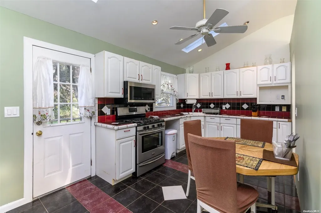 185 Broadway Brentwood NY 11717