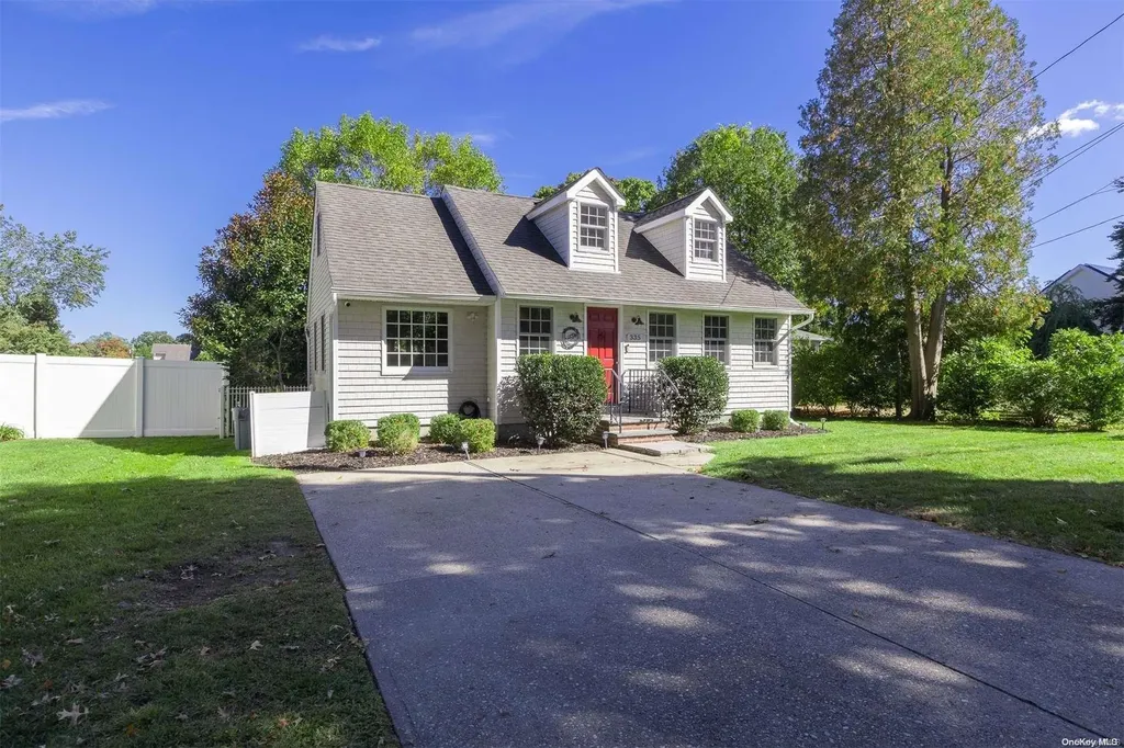 335 4th Avenue Saint James NY 11780